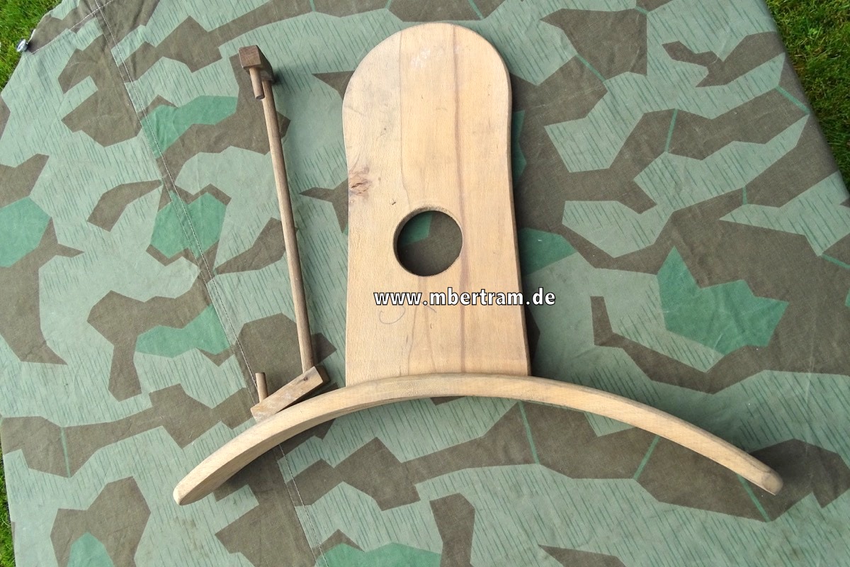 Spezial Kleiderbügel f. schwere Gasschutzausrüstung Wehrmacht/ Luftschutz