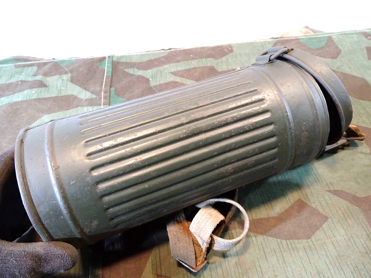 20925-23 Gasmaske mit Dose M 38 und Filter FE 41, (unbenutzt) und Losantin, alles 1944