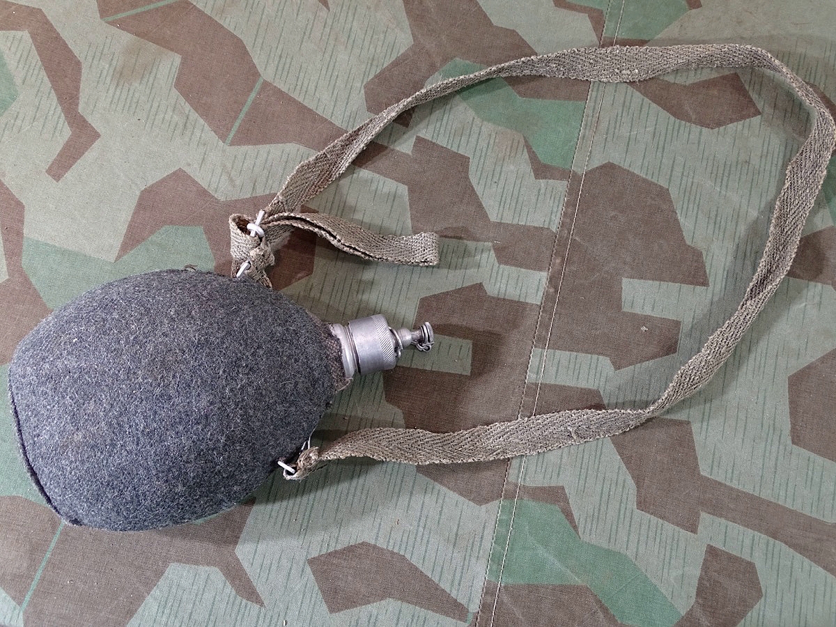 Italienische Feldflasche, wahrscheinlich 2. Weltkrieg. Alu und Stzoffbezug gut erhalten , mit Trageriemen. 
