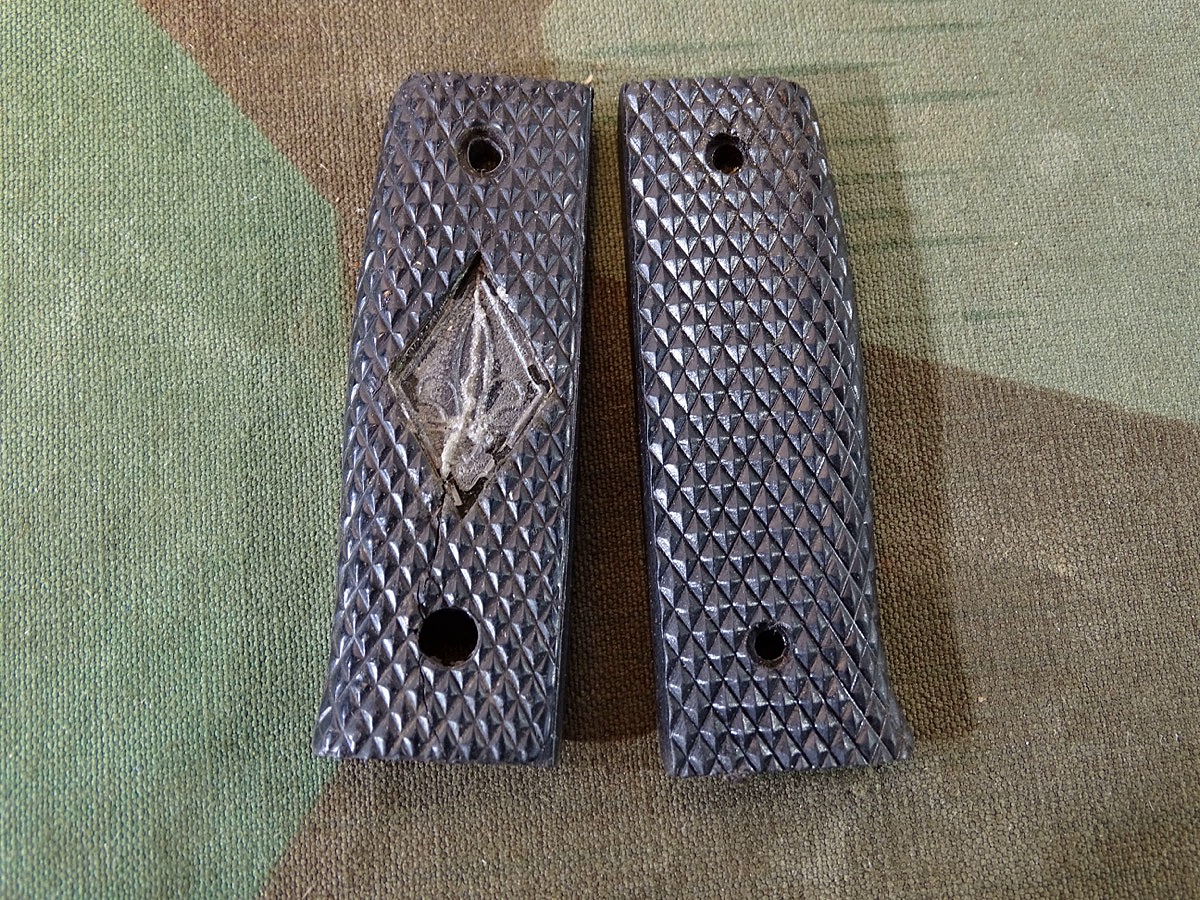 Pärchen Griffschalen für Nachkriegs Fahrtenmesser, wie HJ Messer, eine Seite gerissen