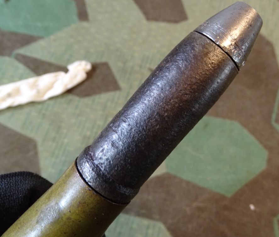 Deko-Patrone 2 cm Flak 38, lackierte Stahlhülse, Eisenzünder, Ladungssäckchen