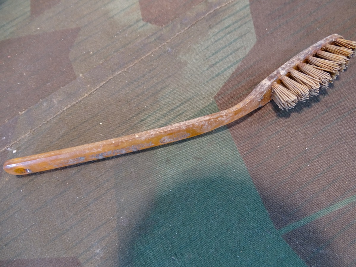 Zahnbürste, USA, um 1942, oranger Kunststoff Stiel, Bunkerfund bei Wehrmachtsnachlass