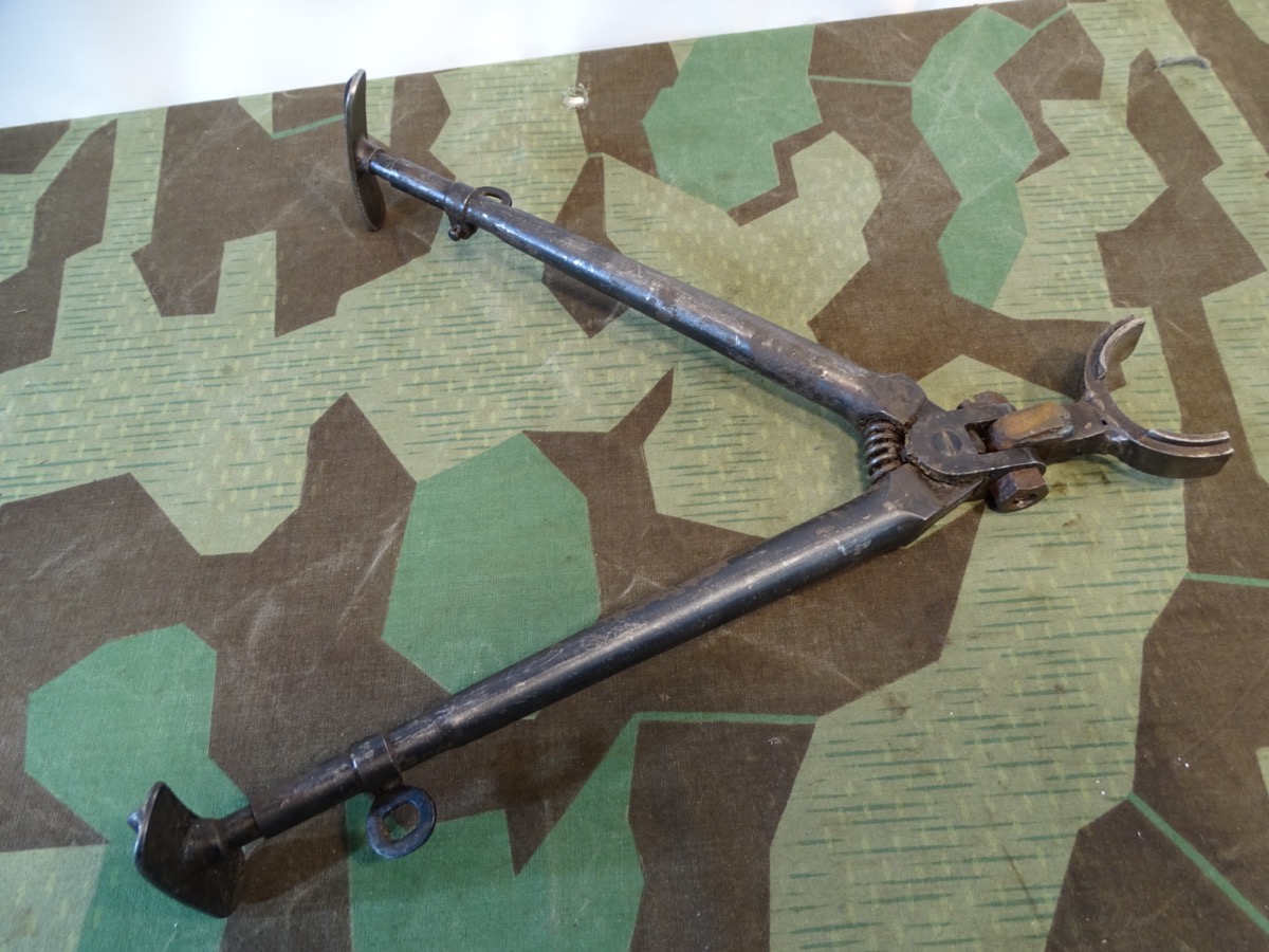 Frontfertigung/ Truppenfertigung, Zweibein für das MG 34 der Wehrmacht mit ausländischern Beute Unterteil. 