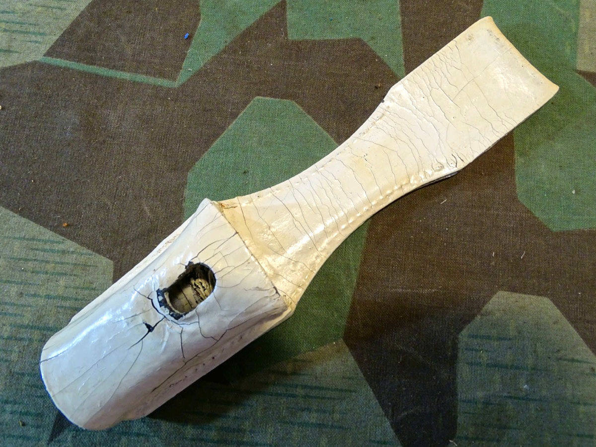Weißer Lackleder Ausgeh Koppelschuh für Extra Seitengewehr 98, sehr guter Zustand. 