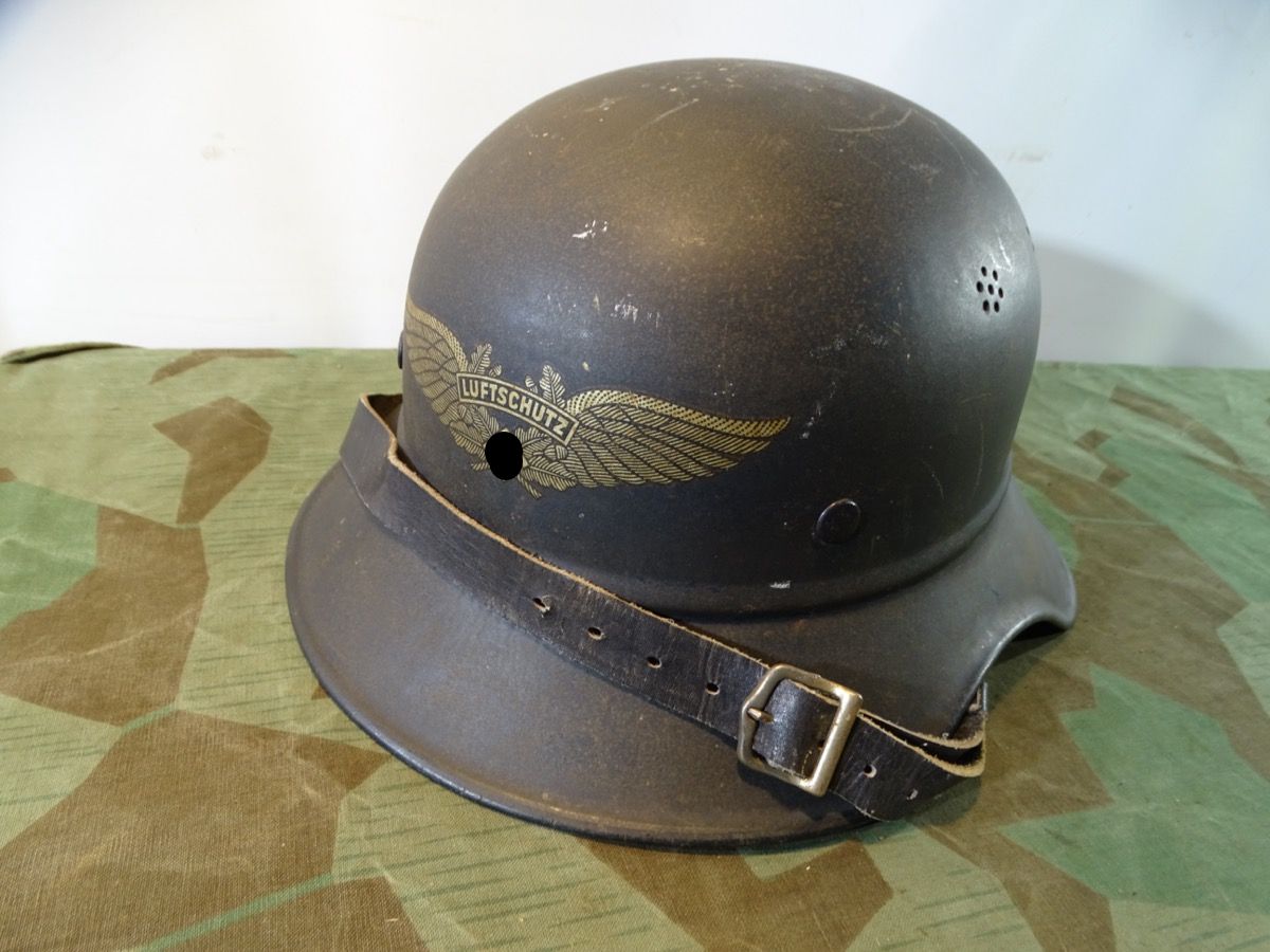 Luftschutz Stahlhelm, Gladiator Form, Dunkelblaue Farbe und LS Wappen schön erhalten. RL 2 39/25, Gr. 57