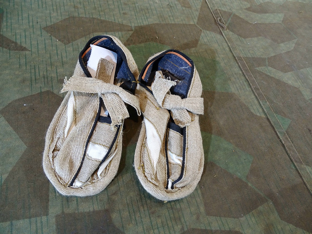 Kindersschuhe aus Wehrmachtsmaterial um 1945, "Schwerter zu Pflugscharen "