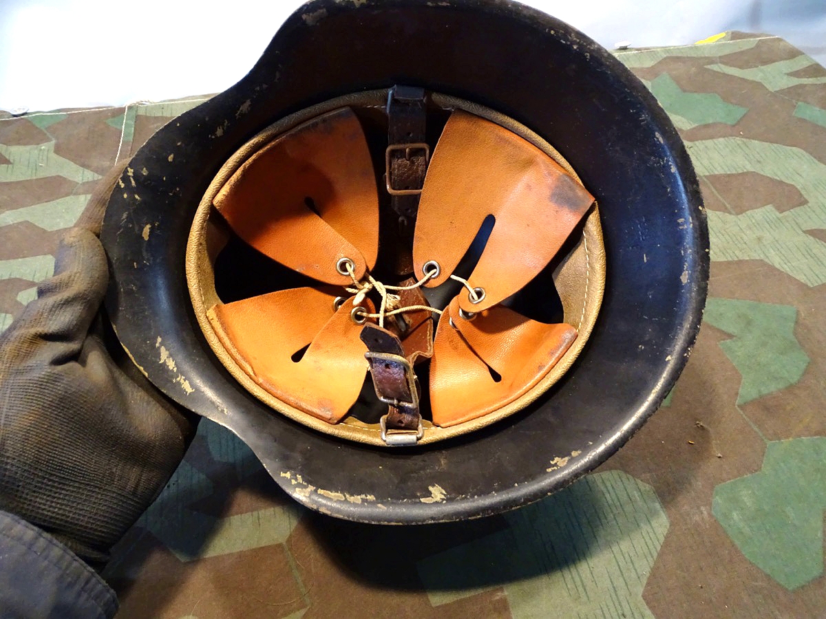 20929-6 Wehrmachts Stahlhelm M 42 mit sandfarbener Afrikakorps Tarnfarbe unter schwarz.