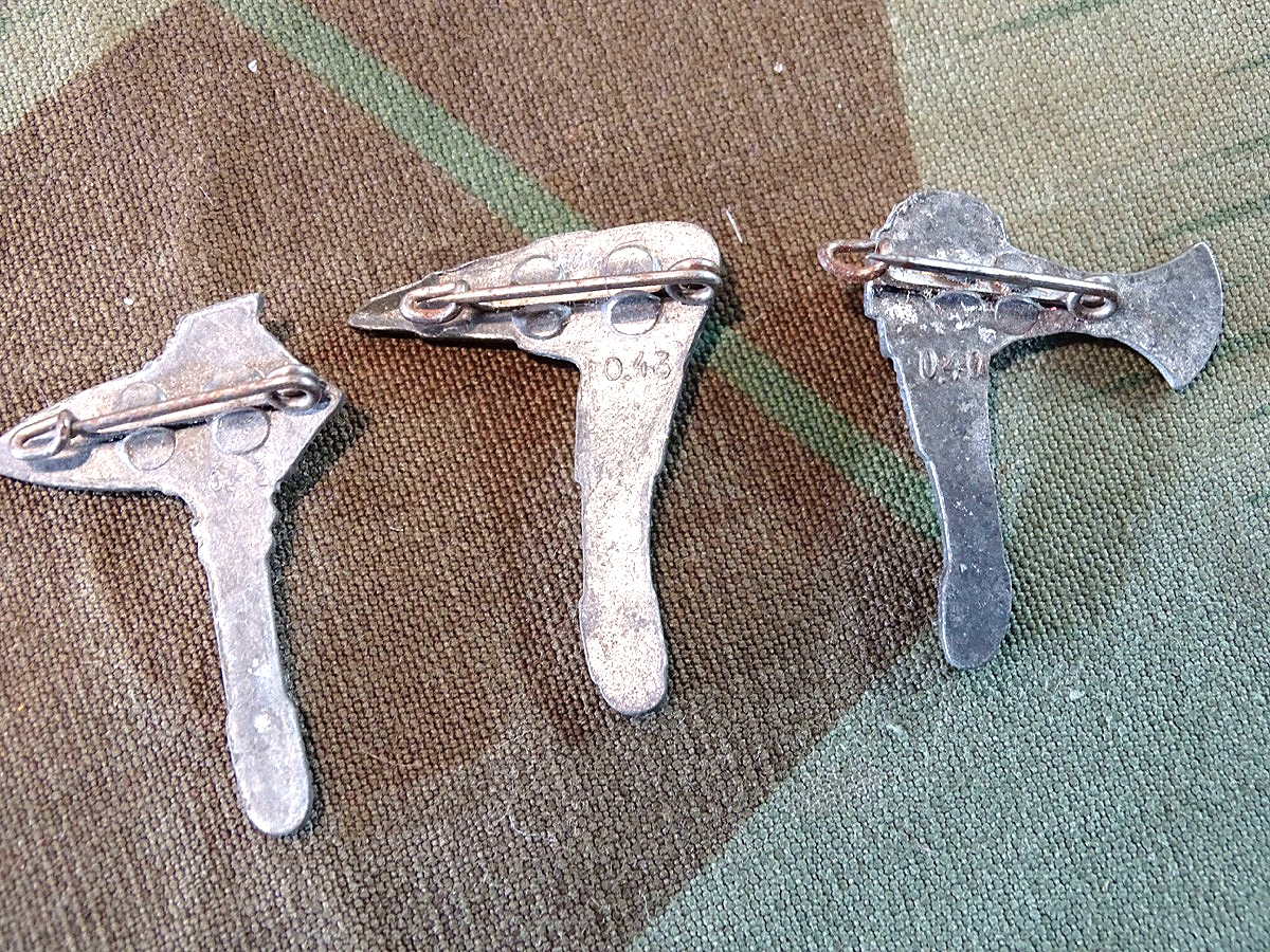 Winterhilfswerk WHW-Abzeichen, 3 Beile aus der Serie:  Germanische Kampfbeile und Streitäxte 