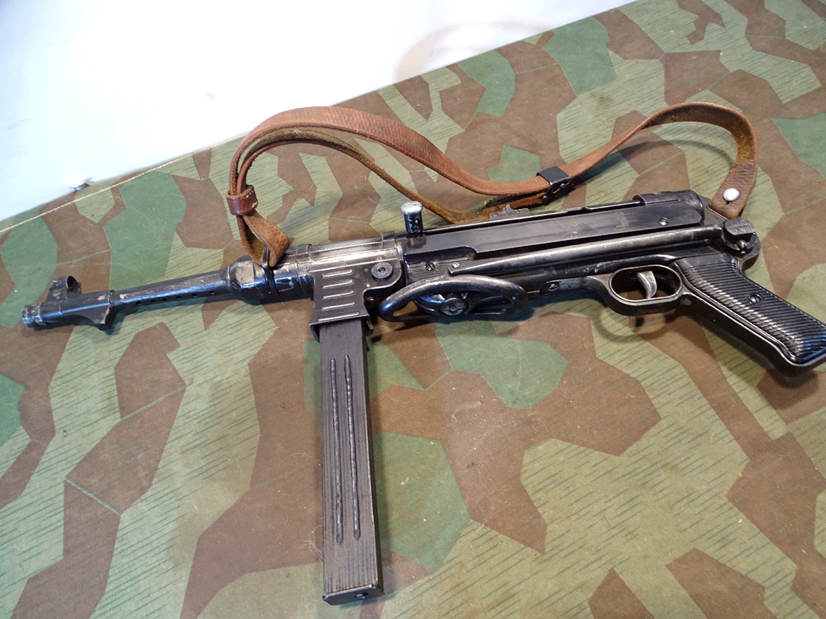 Metall Guss Nachbau / Reprowaffe einer Wehrmachts MP 40. Denix ? Stark gebraucht