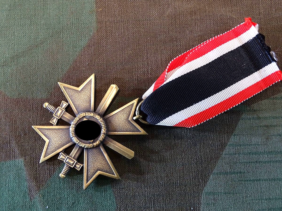 Kriegsverdienstkreuz 2. Klasse 1939 mit Schwertern, Buntmetall, schöne Erhaltung