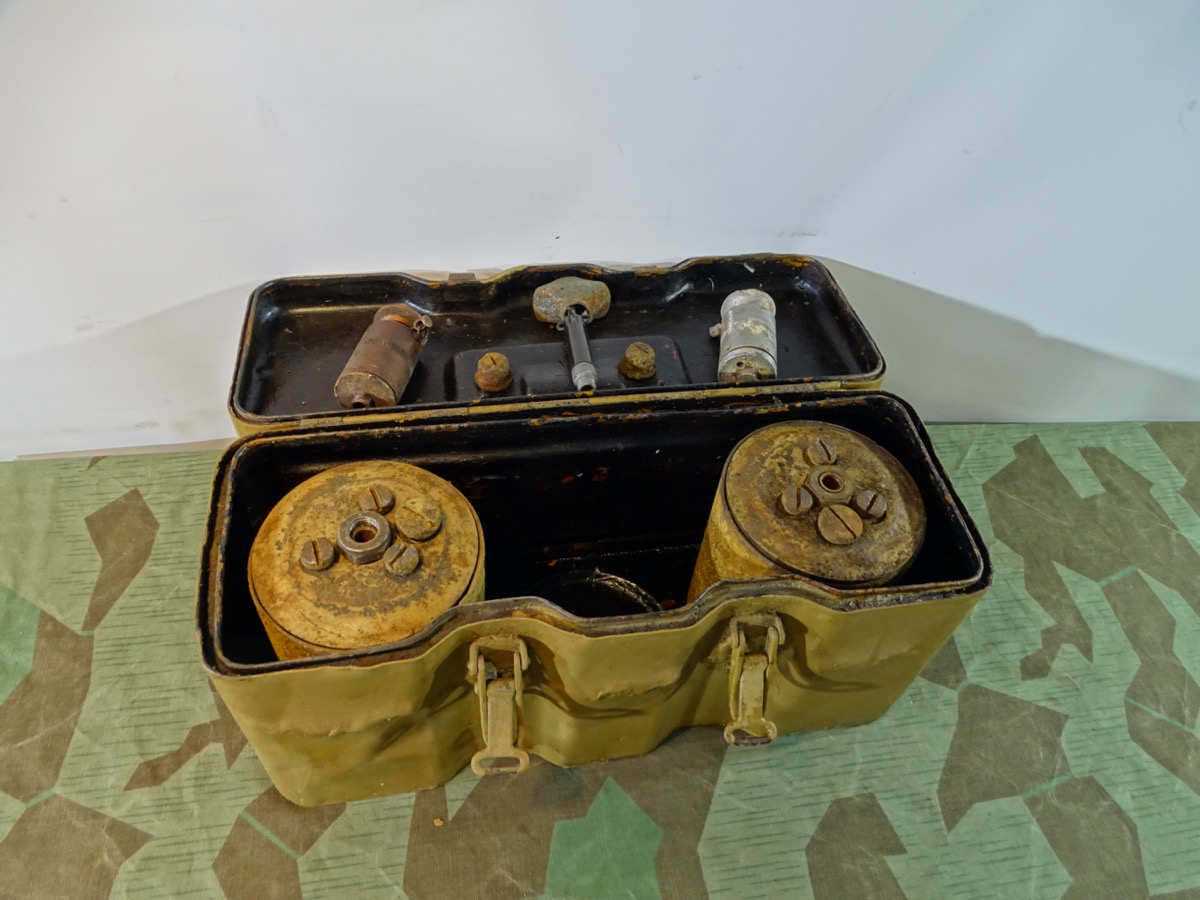 2 Stck. S Mine 35 (Springmine/ Schrapnellmine 35) bekannt als "Bouncing Betty" mit 3 Zündern in Tragekasten 2 Stck. S Mine 35 (Springmine/ Schrapnellmine 35) bekannt als "Bouncing Betty" mit 3 Zündern in Tragekasten