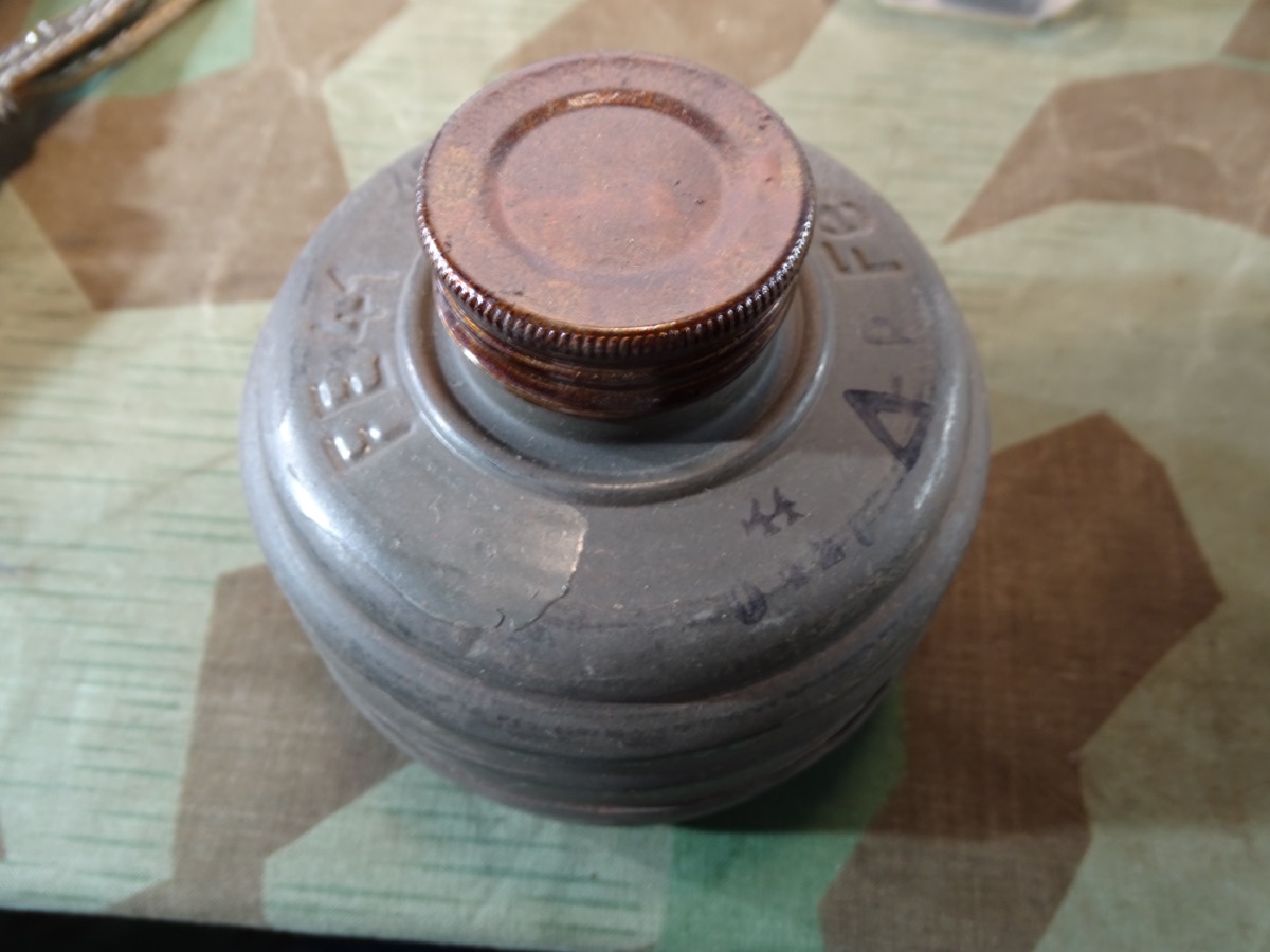 Wehrmacht, unbenutzter Gasmaskenfilter "FE 41" mit fast kpl. Farbe, Stempeln, 2 Verschlüssen