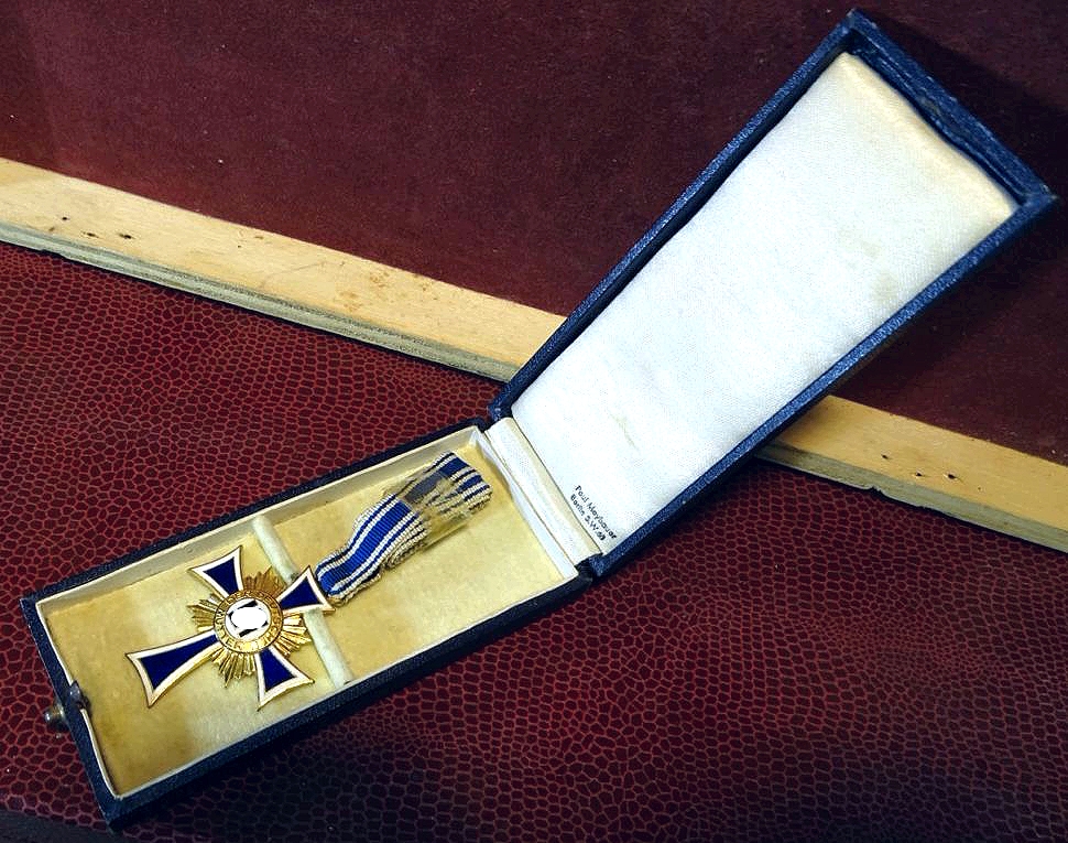 Ehrenkreuz der deutschen Mutter 1 Stufe in Gold, m. Etui, langes Band,  Hst.: P.Meybauer