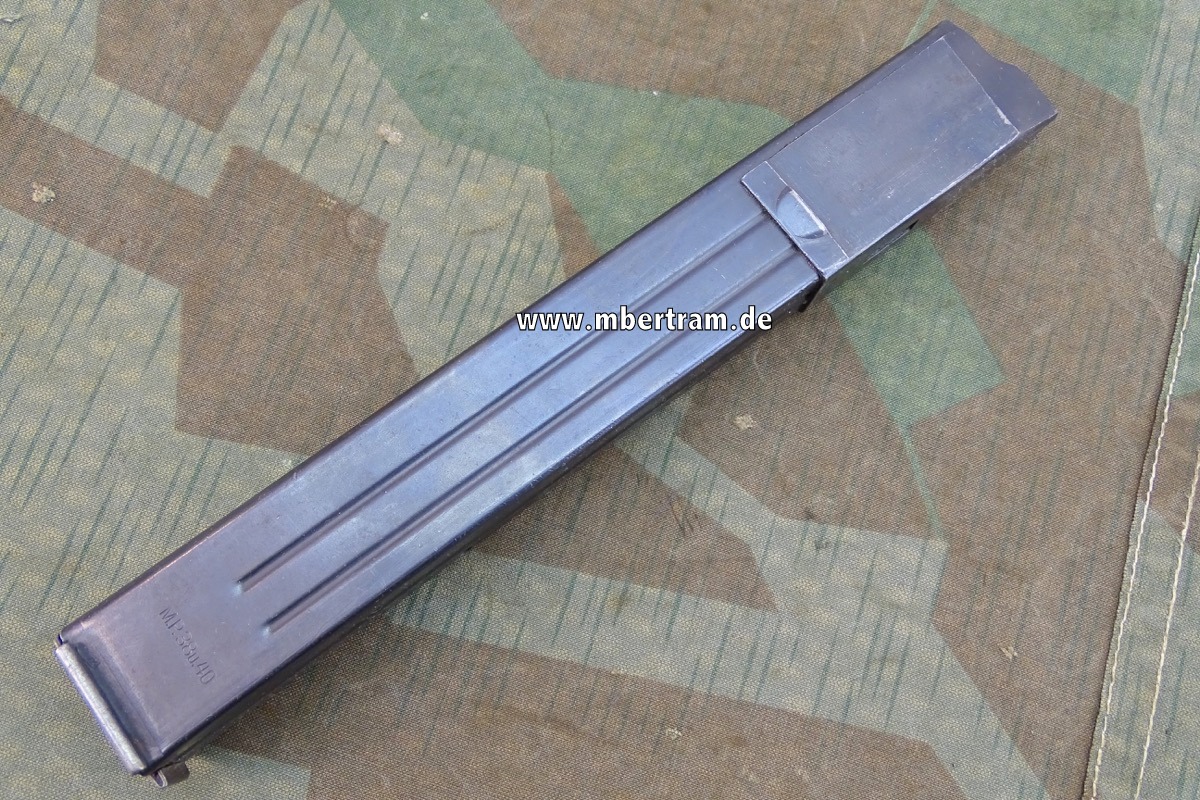 Original  Wehrmachts " MP 38 u. 40 "  Magazin, noch fast komplett schwarz brüniert.