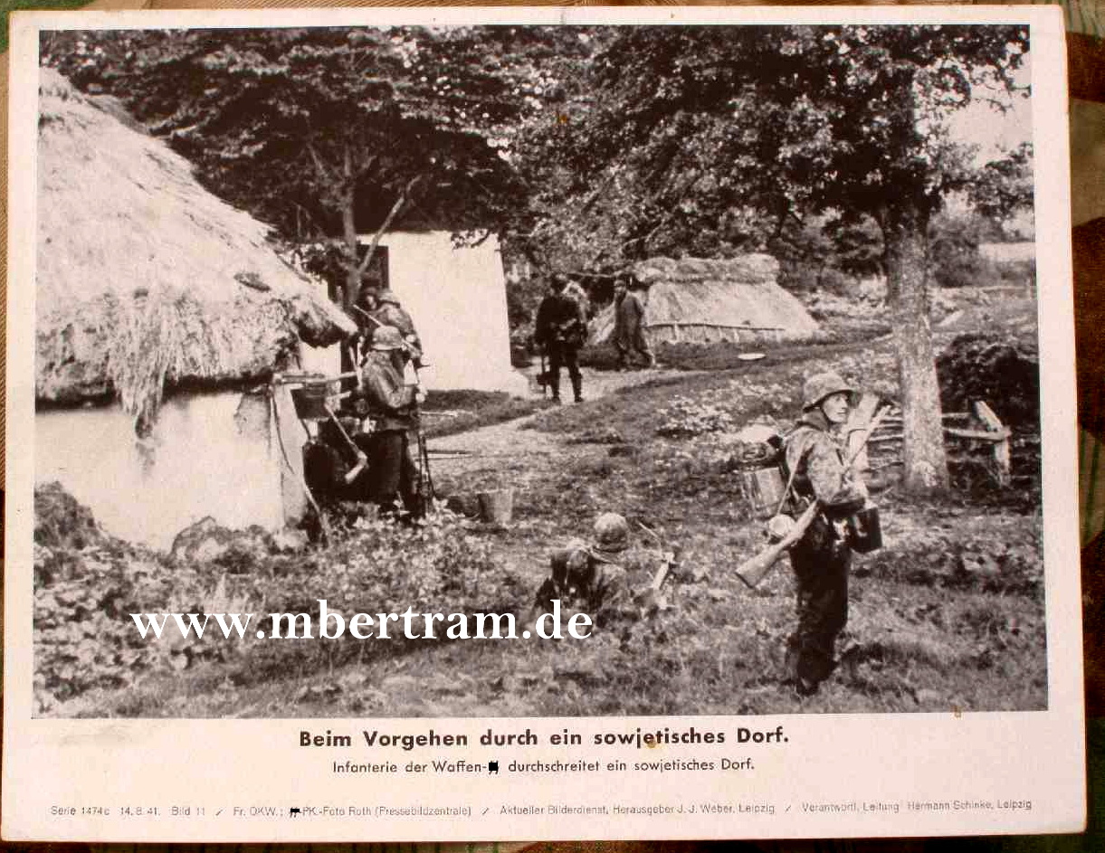 Infanterie Waffen SS mit Tarnjacken in einem sowj. Dorf 1941