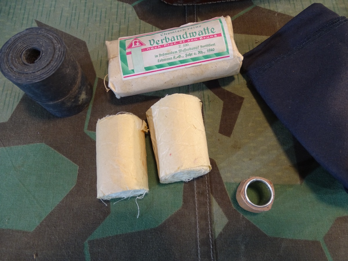 Luftschutz Sanitätstasche mit Befüllung, getragenes Original, Hst.: Gebr. Reinhardt, Melsungen 1939 Luftschutz Sanitätstasche mit Befüllung, getragenes Original, Hst.: Gebr. Reinhardt, Melsungen 1939