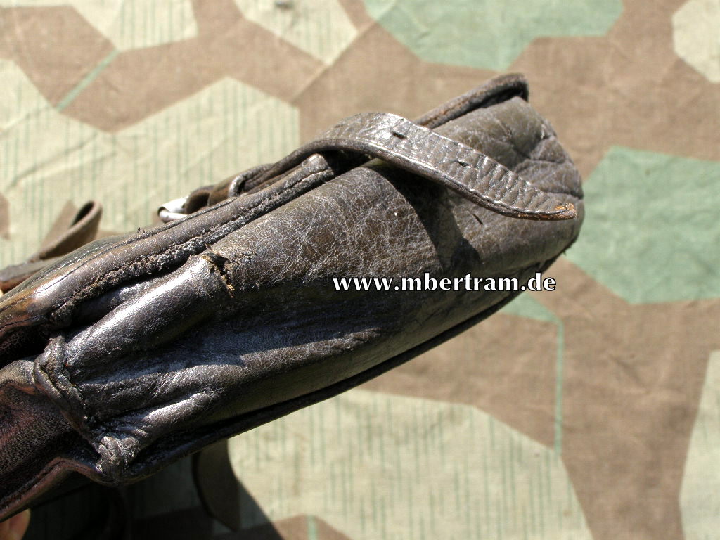 13608-5 Wehrmacht: schwarze, genoppte Kartentasche mit Inhalt