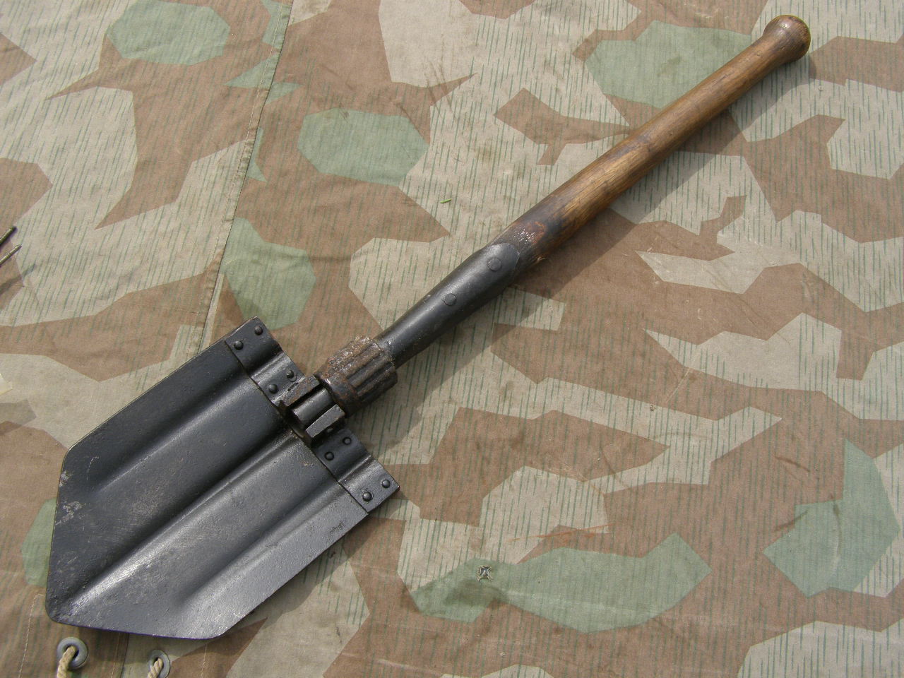 Wehrmacht Klappspaten mit Bakelitschraube