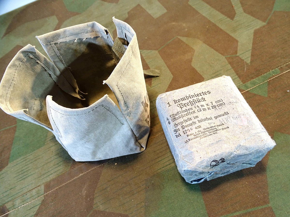 Wehrmacht, kombiniertes Presstück mit LeinenTasche , Sanitätszubehor, Verbandkasten . 