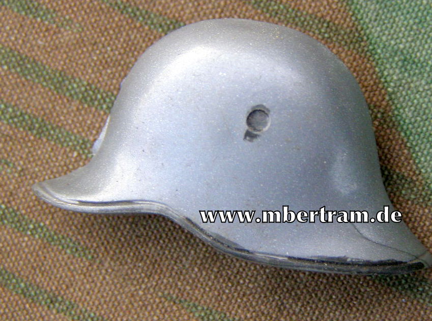 WHW "Stahlhelm", 1940/41 Kunststoffabzeichen mit Nadel