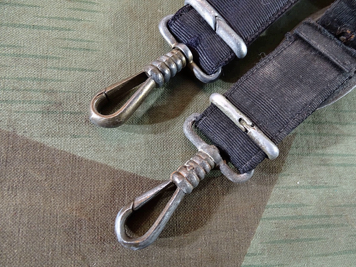 Gehänge zum Kriegsmarine Offiziersdolch, spätes Modell, Beschläge Zink vergoldet Gehänge zum Kriegsmarine Offiziersdolch, spätes Modell, Beschläge Zink vergoldet