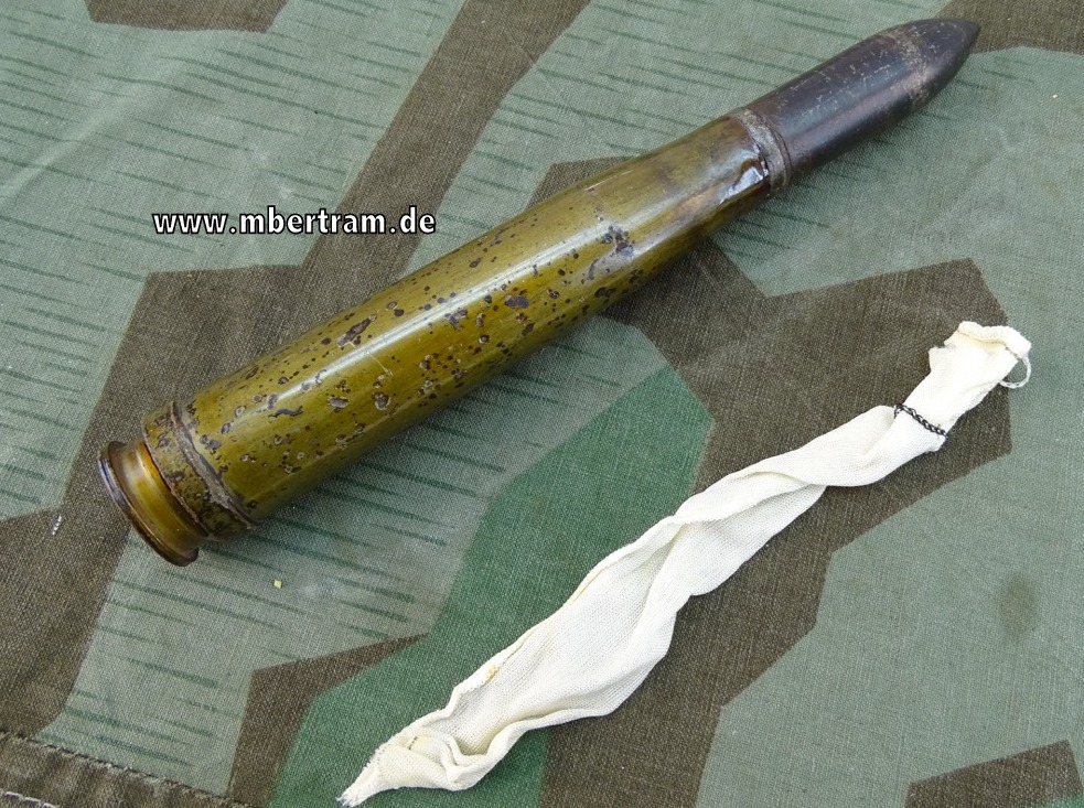 Deko-Patrone 2 cm Flak 38, lackierte Stahlhülse, Panzergeschoss, Ladungssäckchen