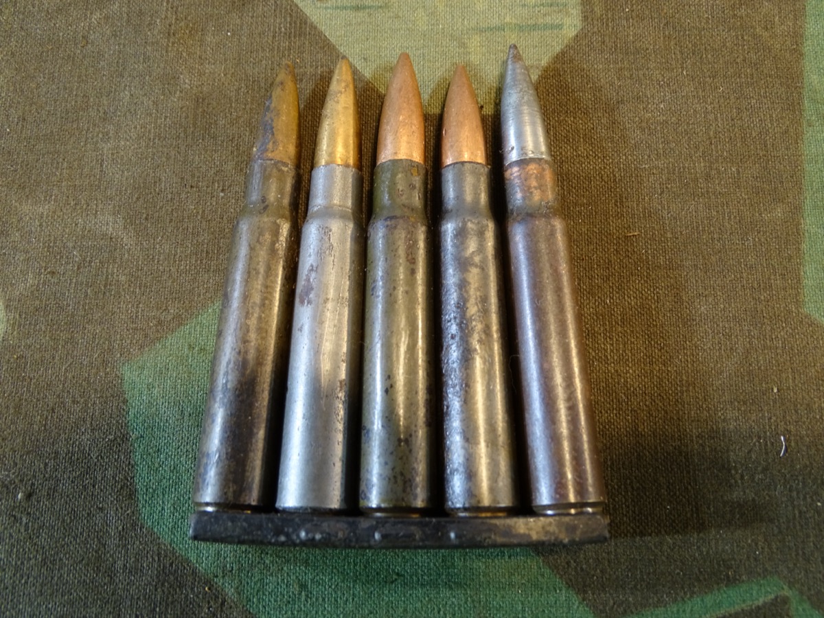 5 Wehrmachts Deko Patronen 8x57, zweiter Welktkrieg  mit gestempeltem Original Ladestreifen