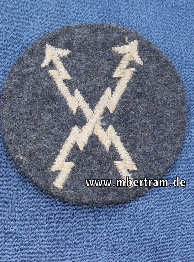 Ein Ärmelabzeichen Luftwaffe für einen Fernschreiber