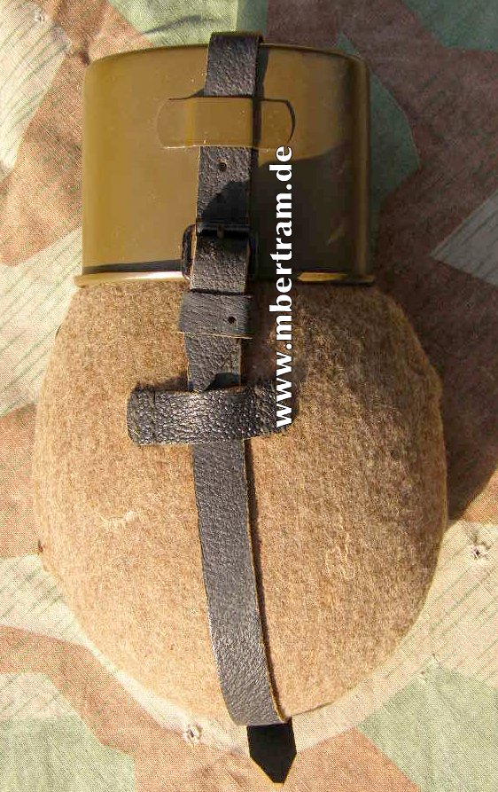 Grün emaillierte Eisen Feldflasche mit Stahlbecher, SELTEN!!!