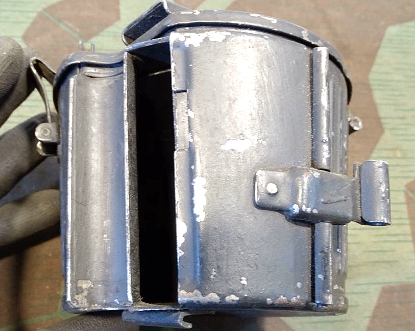 Luftwaffe/ Fallschirmjäger/ LW Felddivision,  dunkel blaugraue Gurttrommel für MG 42/34 "hqu 43"  