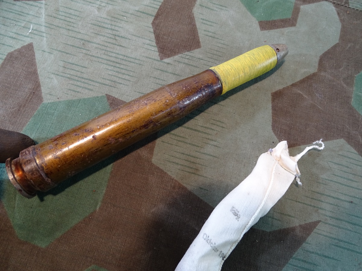 Deko-Patrone 2 cm Flak 38, Stahlhülse, Zünder, Ladungssäckchen 