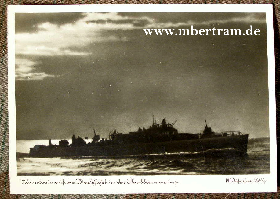 "Räumboot auf Marschfahrt in Abendämmerung"