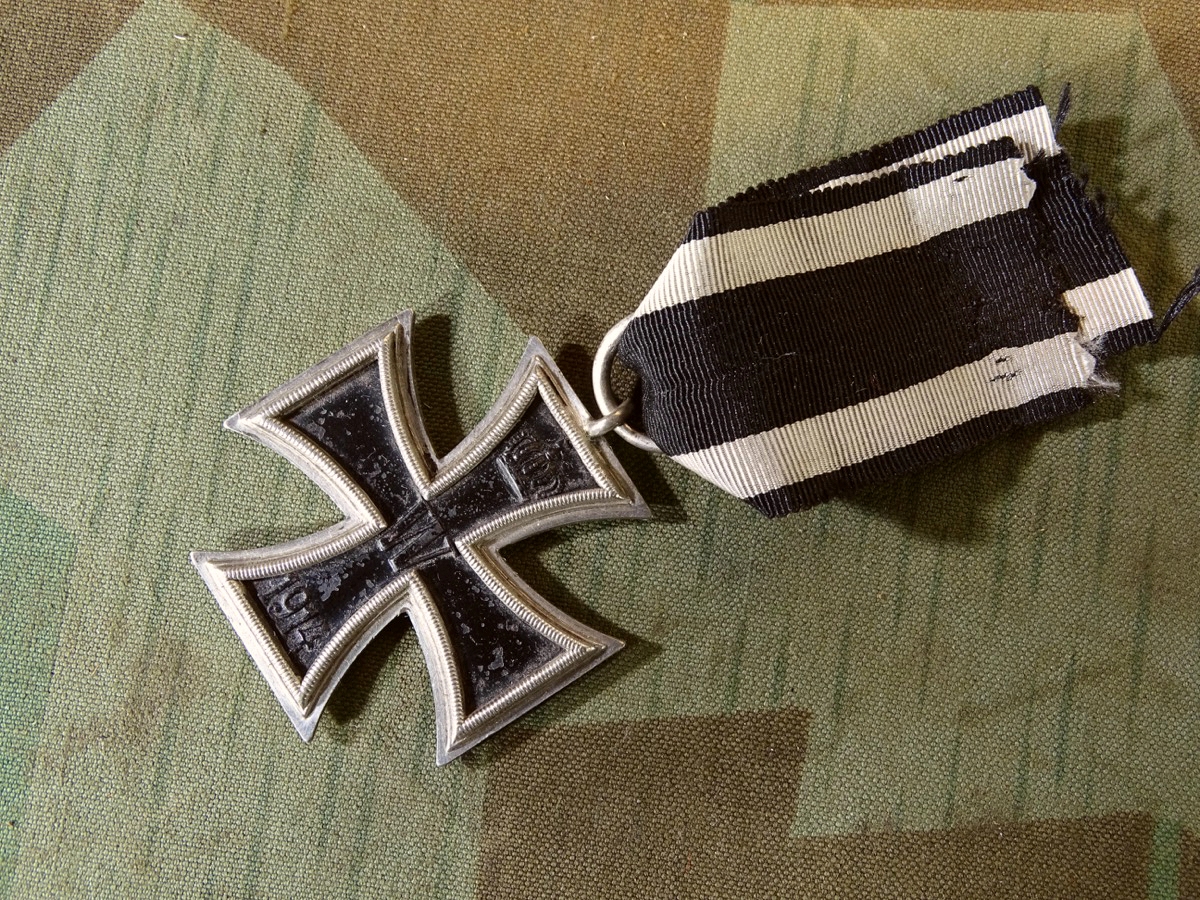 Eisernes Kreuz 1914-18, 2. Klasse, magnetsich, Ring mit CD und 800er Silberstempel. Mit langem Band.