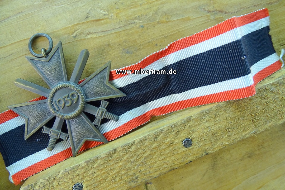 Kriegsverdienstkreuz 1939 2. Klasse mit Schwertern, Buntmetall, am Band, Hst: "56"