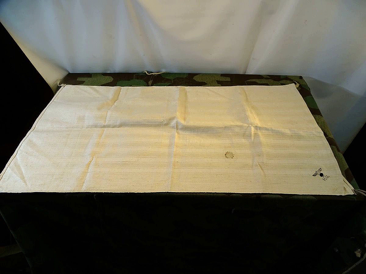 Rohweißes Leinenhandtuch, Wehrmacht, unbenutzt mit " Reichsadler H.U." , kleiner Fleck , ca. 96 x 52 cm