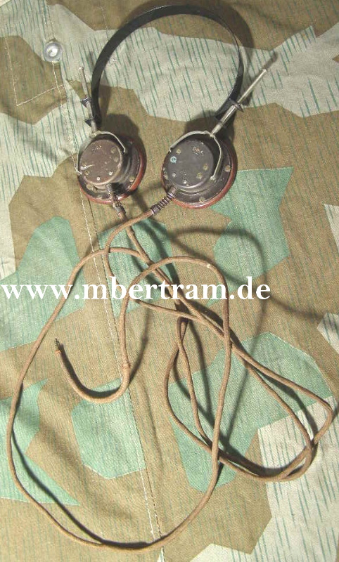 Heer/ Waffen SS/ Luftwaffe Funkkopfhörer. Metallgehäuse, Metall Kopfbügel Stoffbezogenes Kabel. Gest