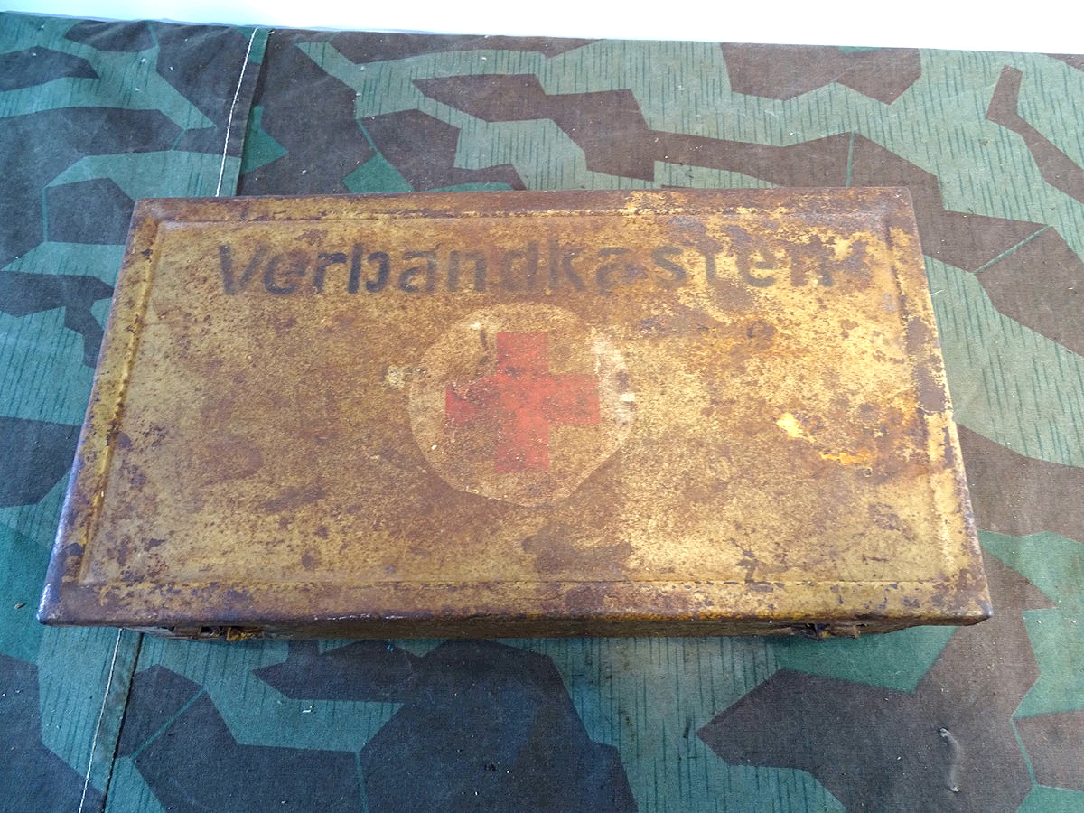 20883-2 Afrika Verbandkasten Wehrmacht, Blech, Sandgelb mit Inhaltsangabe, 1939