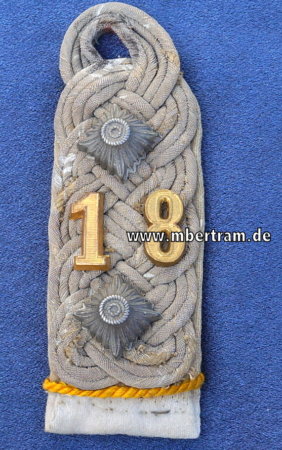 Ein Schulterstück Wehrmacht Heer Infanterie Regiment 18 für einen Oberst