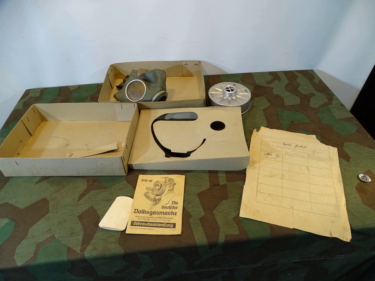 Komplette, gut erhaltene Volksgasmaske DM 40 K ( Kind)  mit Karton, Filter, Anleitung Komplette, gut erhaltene Volksgasmaske DM 40 K ( Kind)  mit Karton, Filter, Anleitung