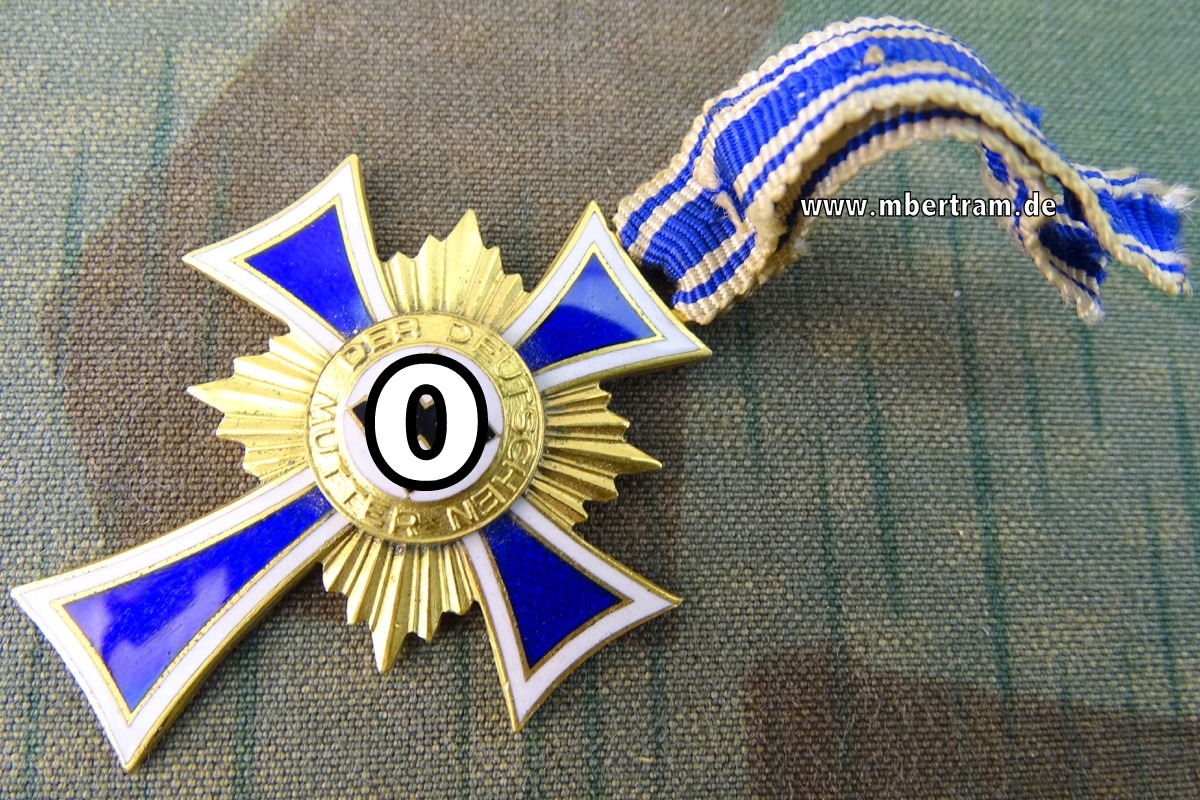 Ehrenkreuz der Deutschen Mutter in Gold mit Bandabschnitt