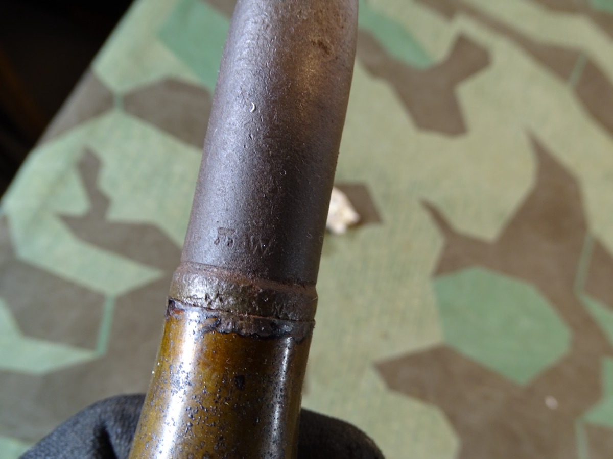 Deko-Patrone 2 cm Flak 38, lackierte Stahlhülse, Eisenzünder, Ladungssäckchen