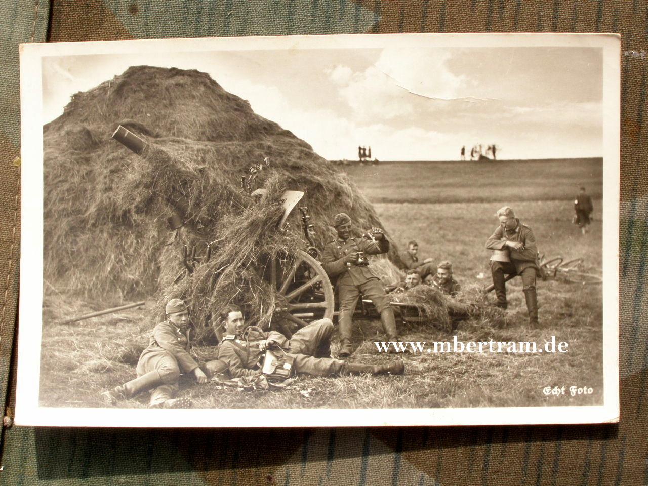Feldgeschütz mit Heu getarnt u. Bedienmannschaft, 1943