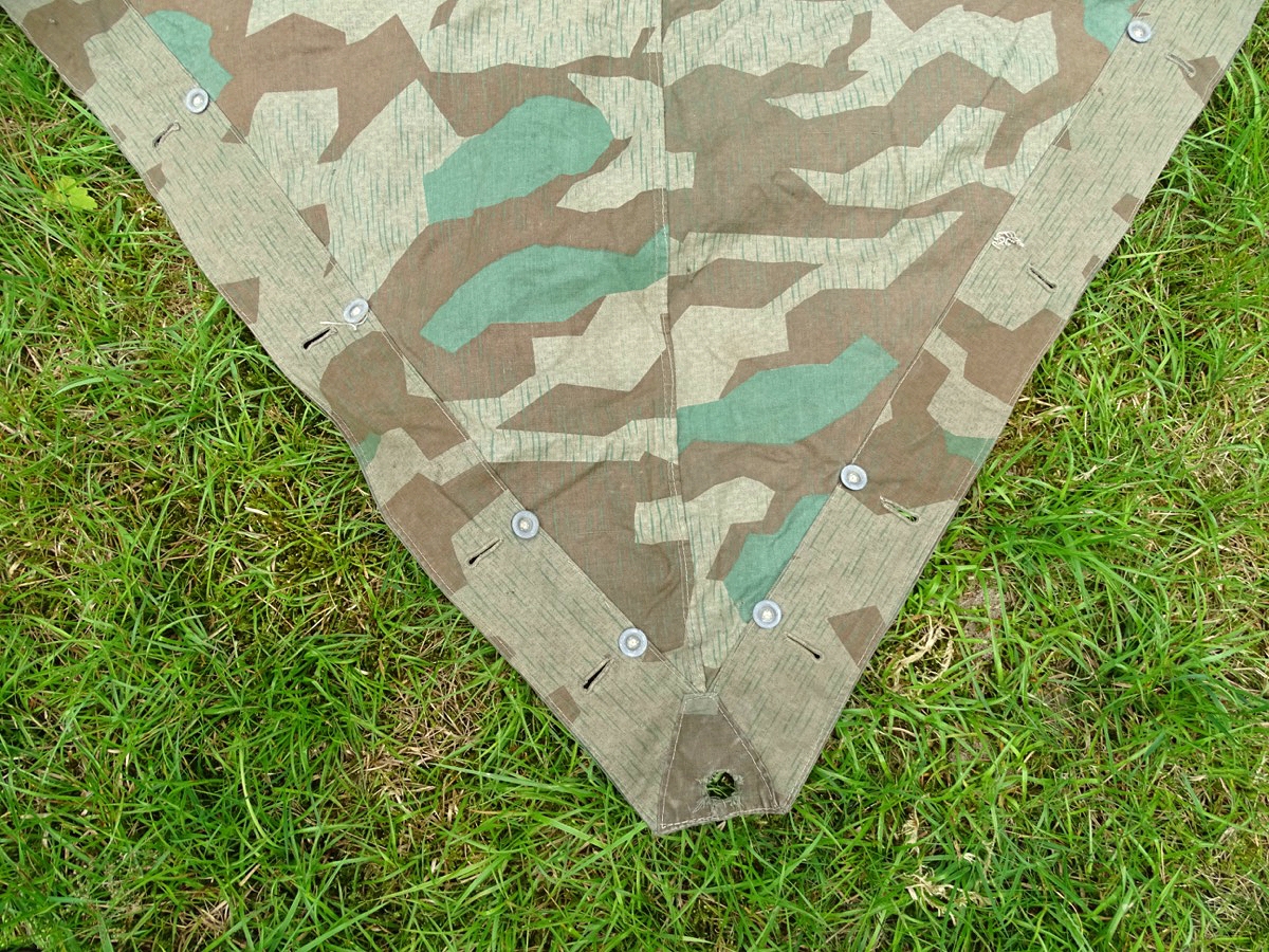 Dreieckszeltbahn Luftwaffe, farbfrisches Tarnmuster, " KG 1 Hindenburg " , 2 Riemen (1) Dreieckszeltbahn Luftwaffe, farbfrisches Tarnmuster, " KG 1 Hindenburg " , 2 Riemen (1)