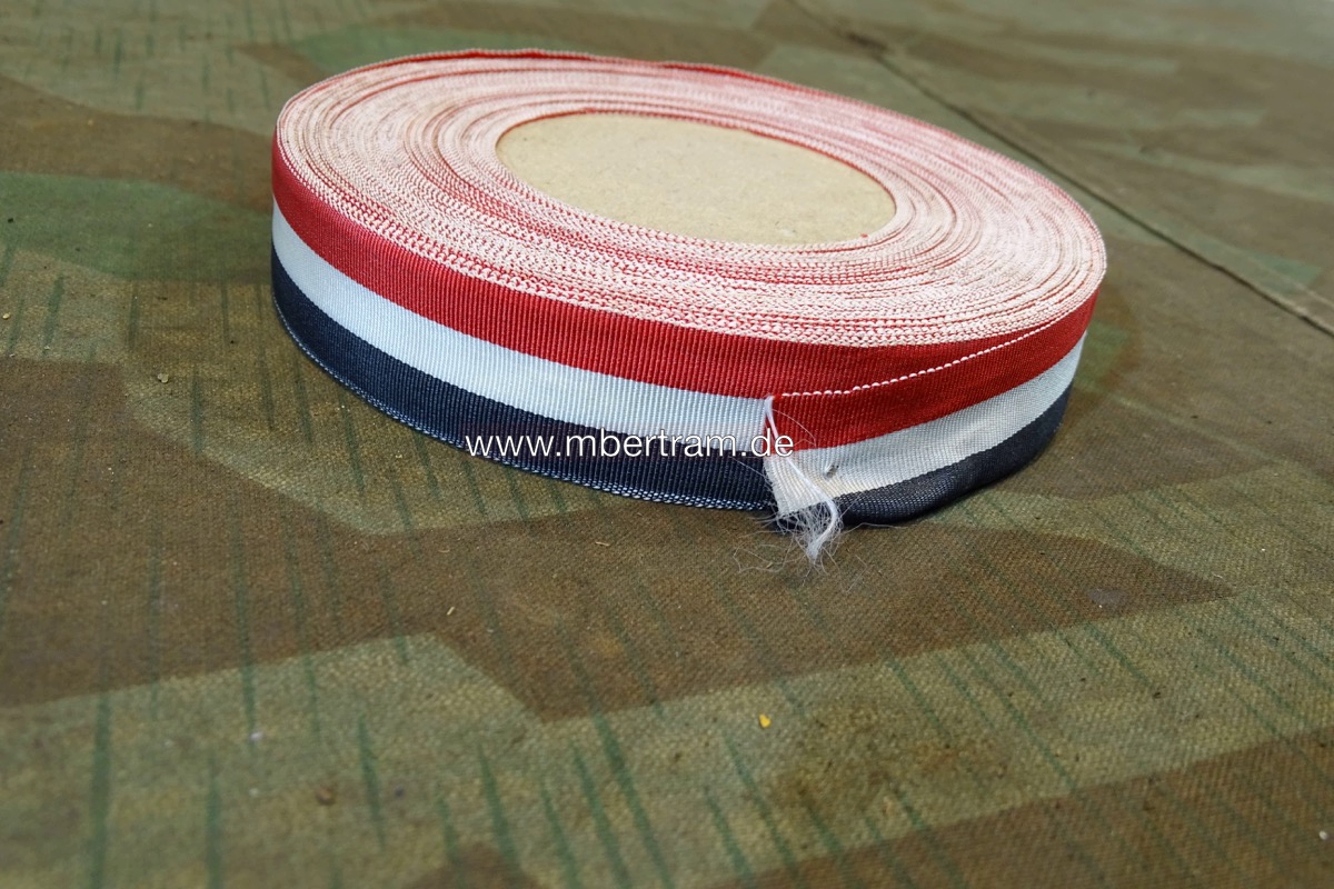 Eine Rolle schwarz / weiß / rotes patriotisches Band aus Wuppertaler Weberei