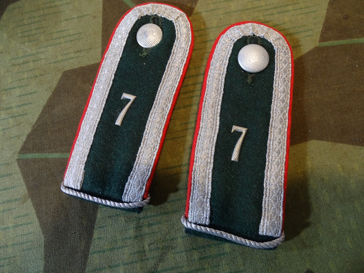 Paar Schulterklappen Unteroffizier Artillerie Rgt. 7, Offiziersanwärter zum aufschlaufen