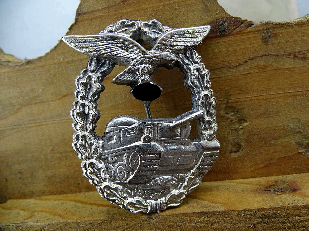 Replik: Panzerkampfabzeichen der Luftwaffe, eingequetschter Gegenhaken, magnetische Nadel. 