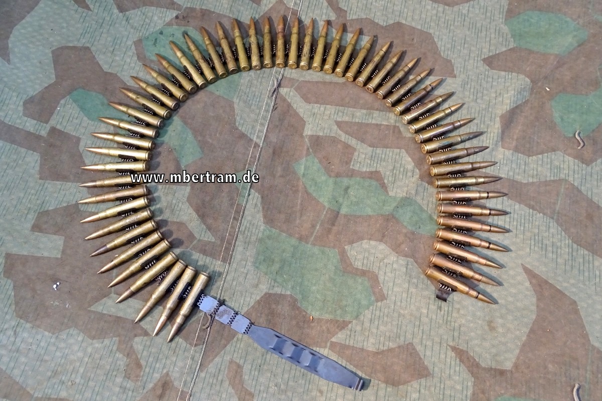 MG 42/MG 34 Gurtkette u Einführer mit 53 Deko Originalpatronen, Messing, gemischt.