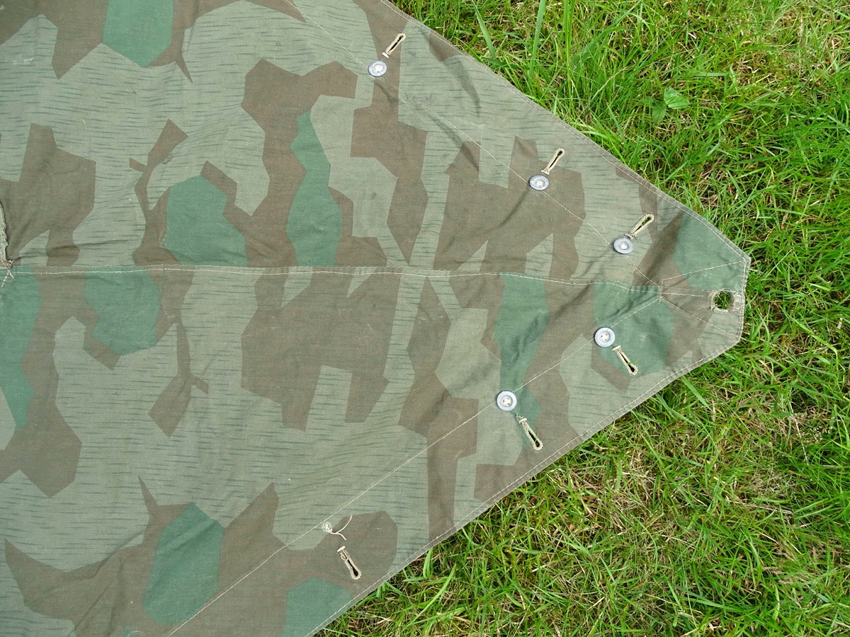 Dreieckszeltbahn Luftwaffe, farbfrisches Tarnmuster, " KG 1 Hindenburg " , 2 Riemen (1) Dreieckszeltbahn Luftwaffe, farbfrisches Tarnmuster, " KG 1 Hindenburg " , 2 Riemen (1)