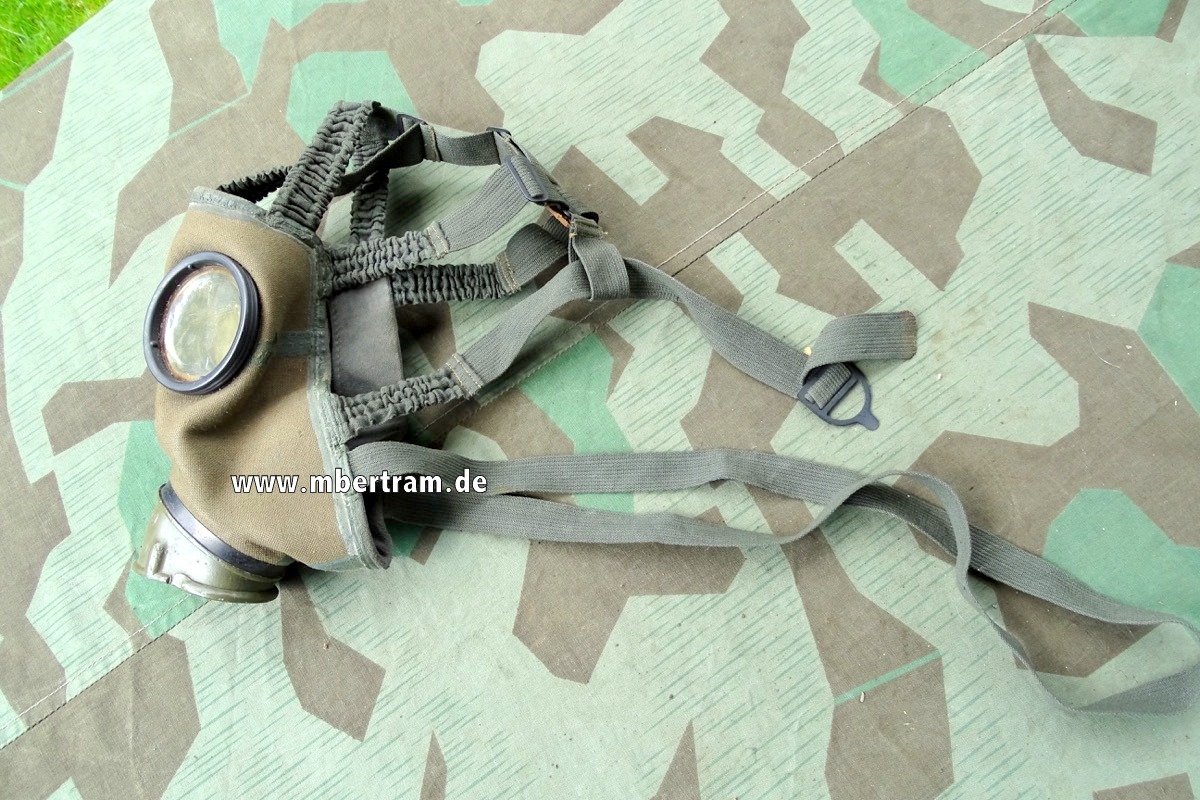Luftschutz Gasmaske, seltene Ausführung, Schraub- Augenringe, Kaki Farbe