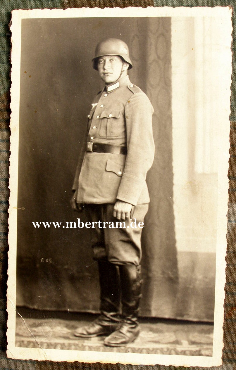 Ungewöhnliche Wehrmachtsuniform, Schütze, Stahlhelm